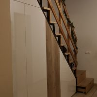Lépcső alatti beépített szekrény
